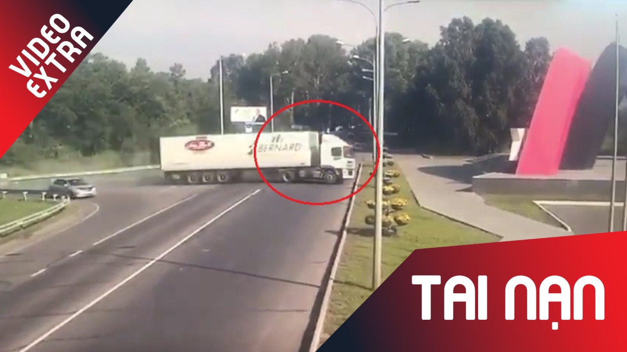 Oto lao vao cong chao voi toc do 'ten lua' hinh anh