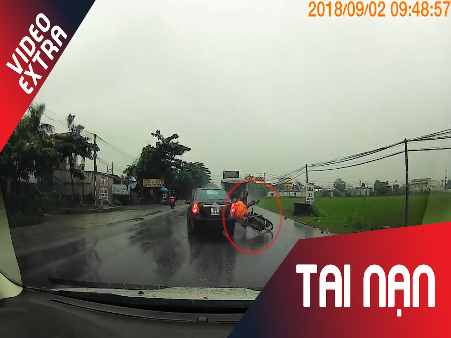 Va cham nga xuong duong, xe may tiep tuc bi oto tong hinh anh