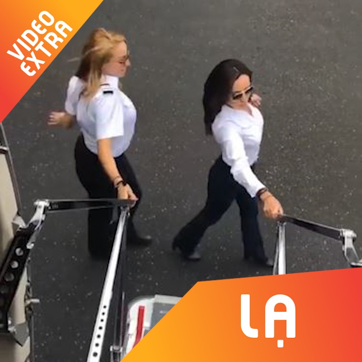 Nu phi cong nhay dieu 'Kiki Challenge' ngay canh may bay hinh anh