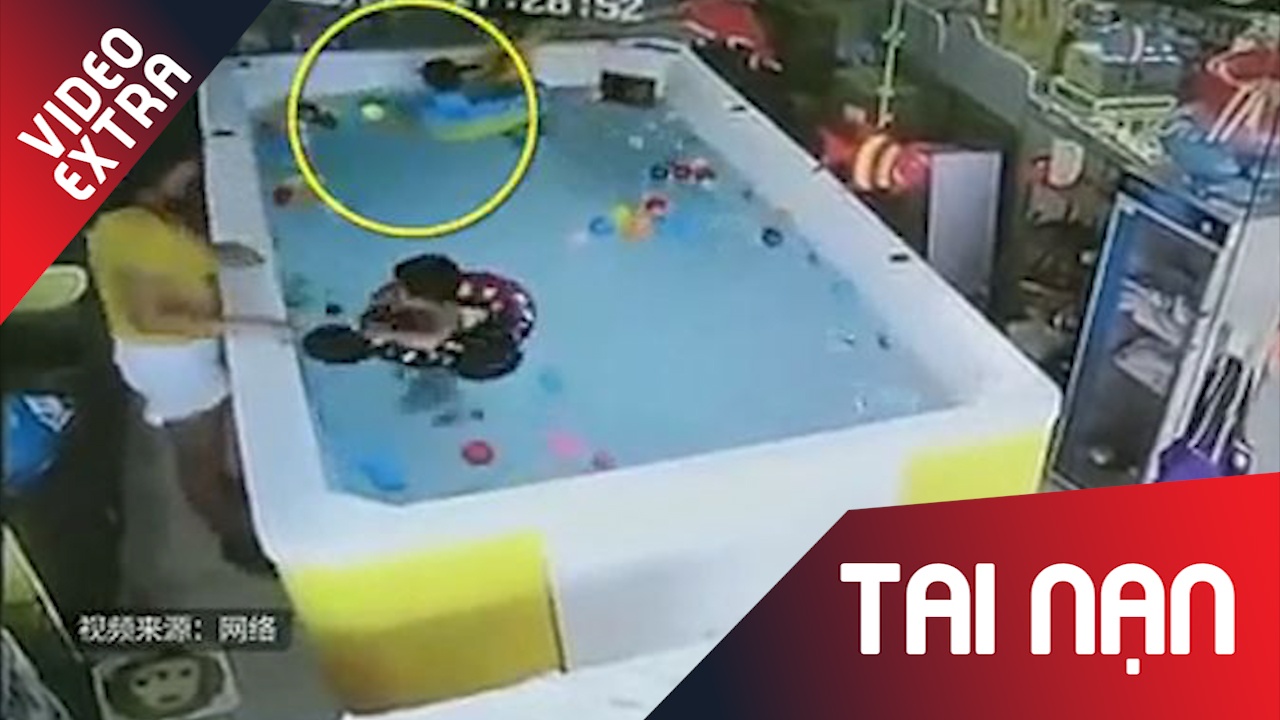 Me 'mai me' dien thoai suyt de con chet duoi o Trung Quoc hinh anh