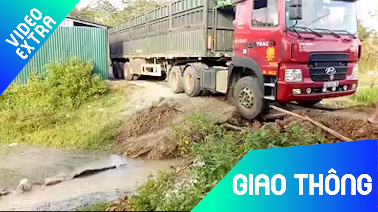 Bac van go qua ranh nuoc, xe tai sut banh khi vua chay ngang hinh anh