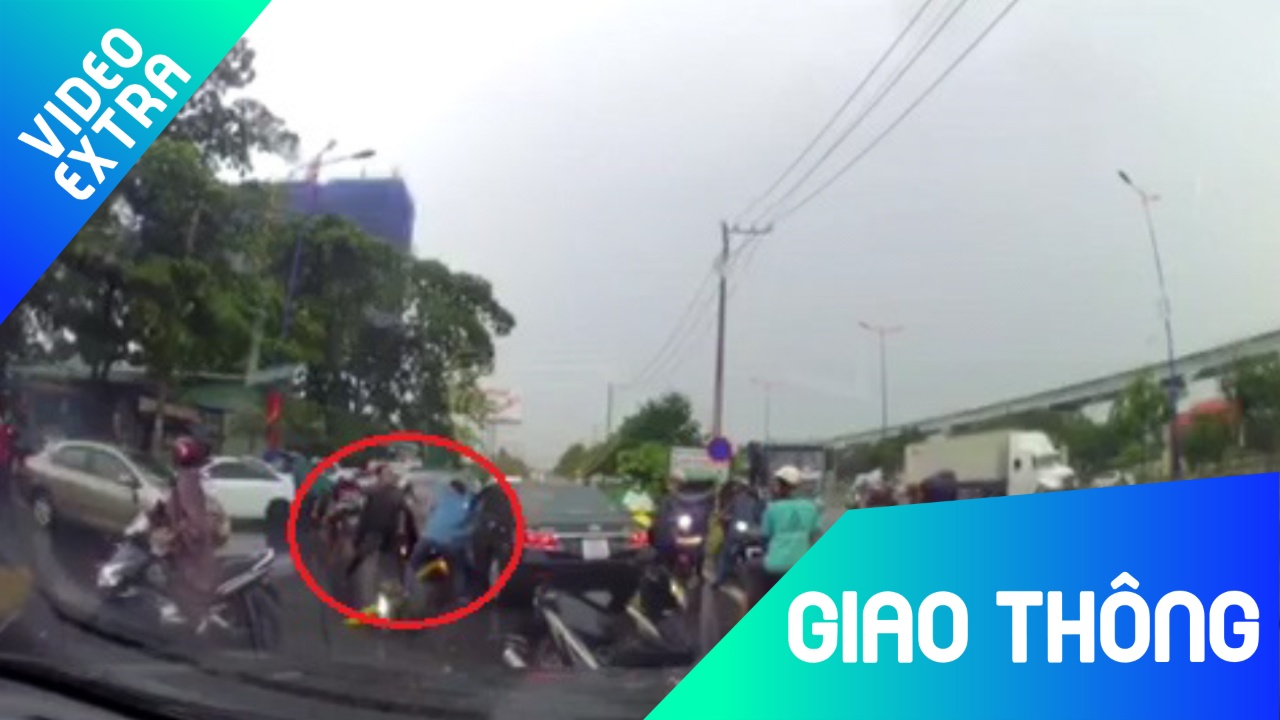 Mo cua cai nhau nhung quen phanh, tai xe de oto troi tu do hinh anh