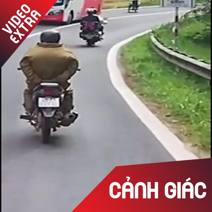 Nguoi dan ong lai xe may tha 2 tay xuong deo Prenn hinh anh