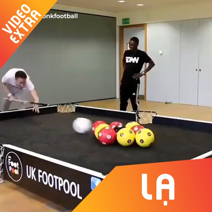 Hai anh chang choi bida bang nhung qua bong da hinh anh