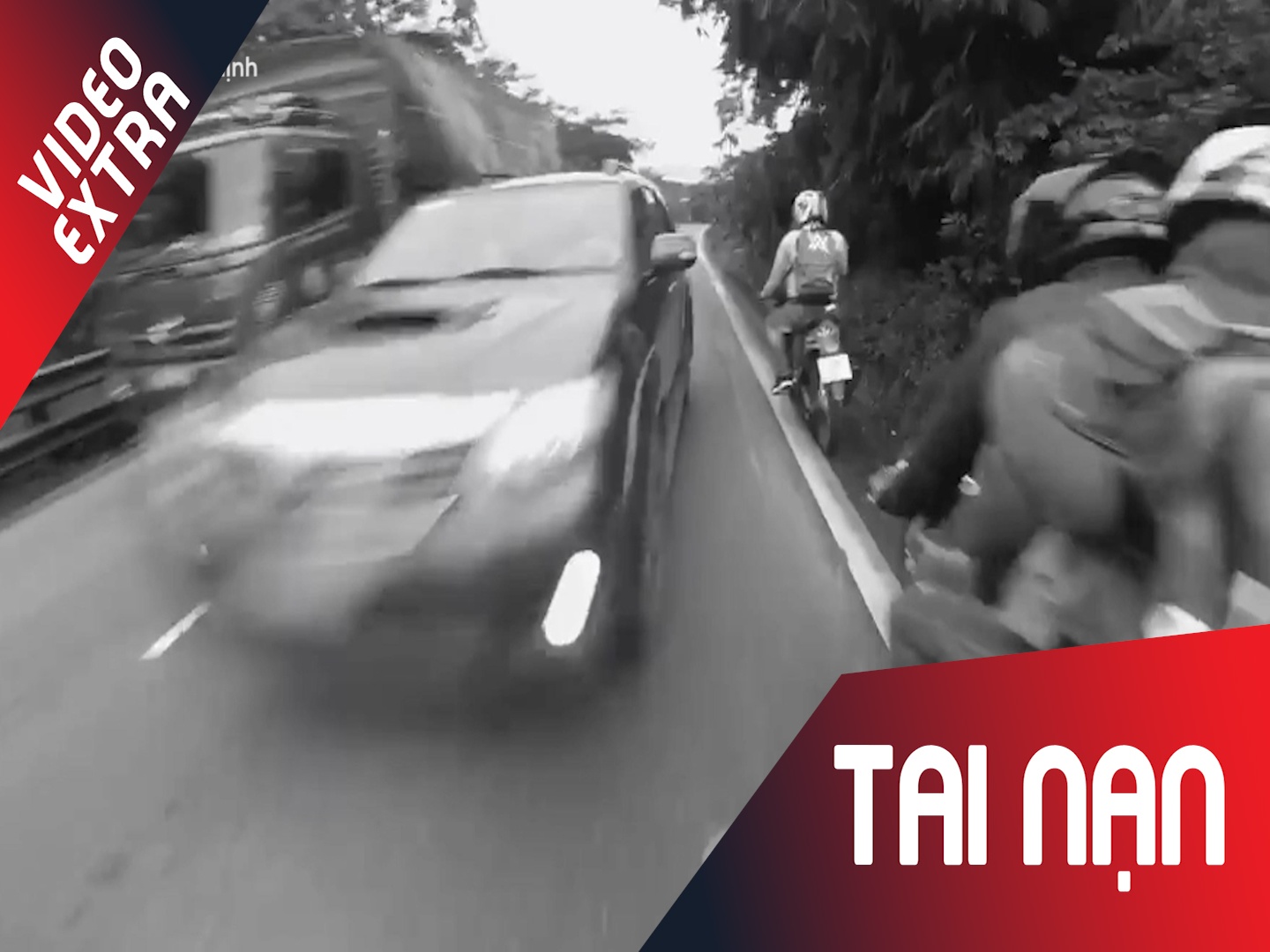 Oto phong nhanh, suyt tong doan phuot tren duong deo hinh anh