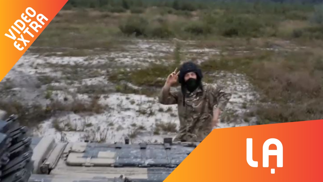 Chang trai nhay 'Kiki Challenge' phien ban xe tang hinh anh