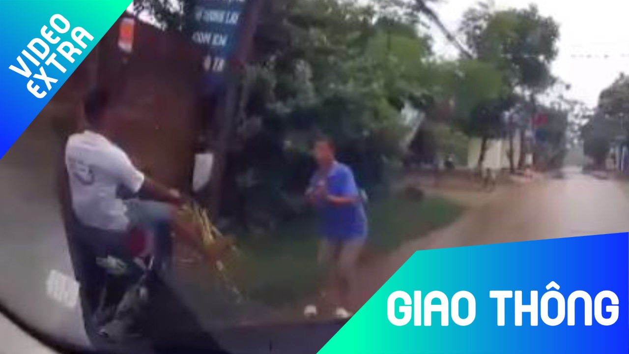 Xe may ne nguoi di duong lao thang vao bui cay hinh anh