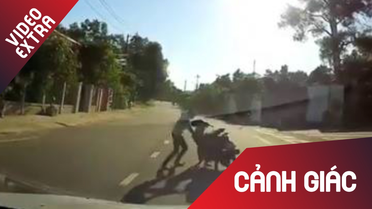 Chau be bi te sap vi ao chong nang vuong vao banh xe may hinh anh