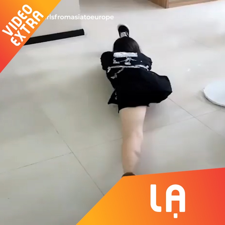 Cach lam dong tac chan kho de song ao cua co nang xinh dep hinh anh