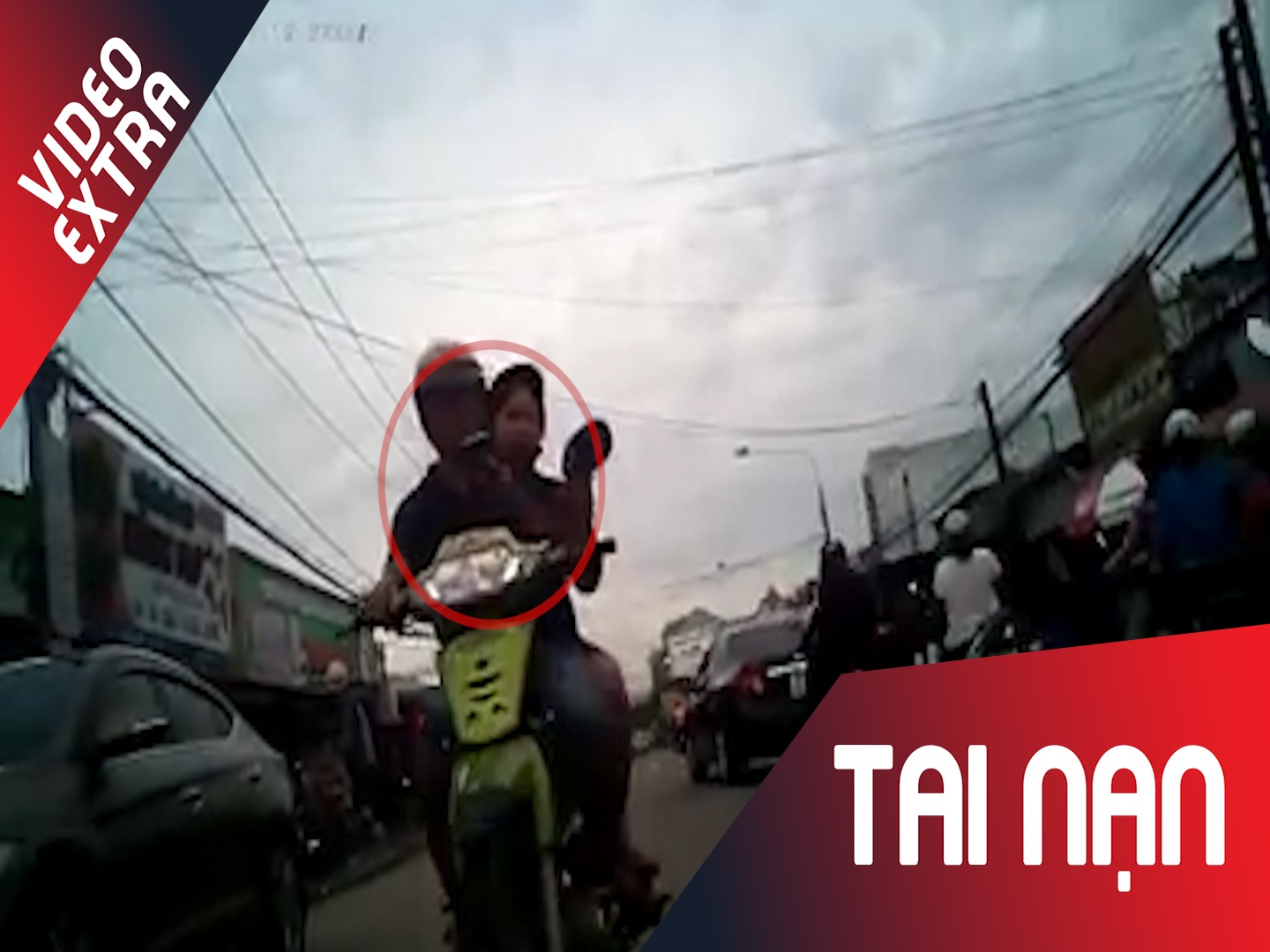 Mai me bam dien thoai, xe may dam thang vao duoi oto hinh anh