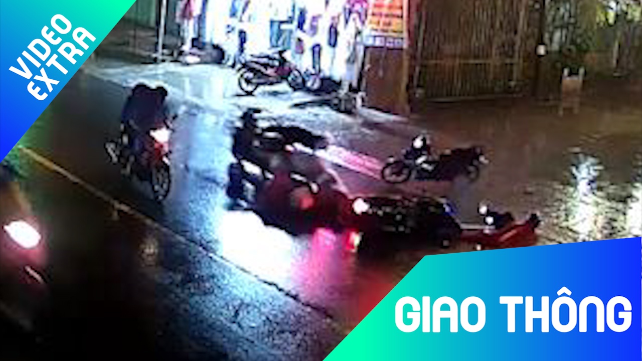 Xe may tong lien hoan khi nguoi khac dang giup buoc hang tren duong hinh anh