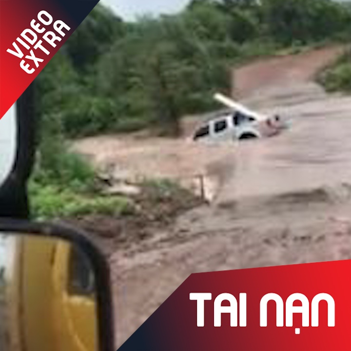 Oto co vuot qua dong nuoc lu thi bi cuon theo hinh anh