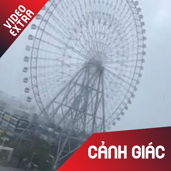 Sieu bao tan cong Nhat Ban lam xoay ca du quay to lon hinh anh