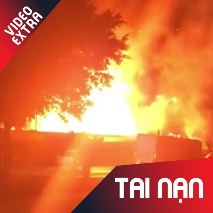 Xe cho binh xit khu mui phat no, ban tung toe nhu phao hoa hinh anh