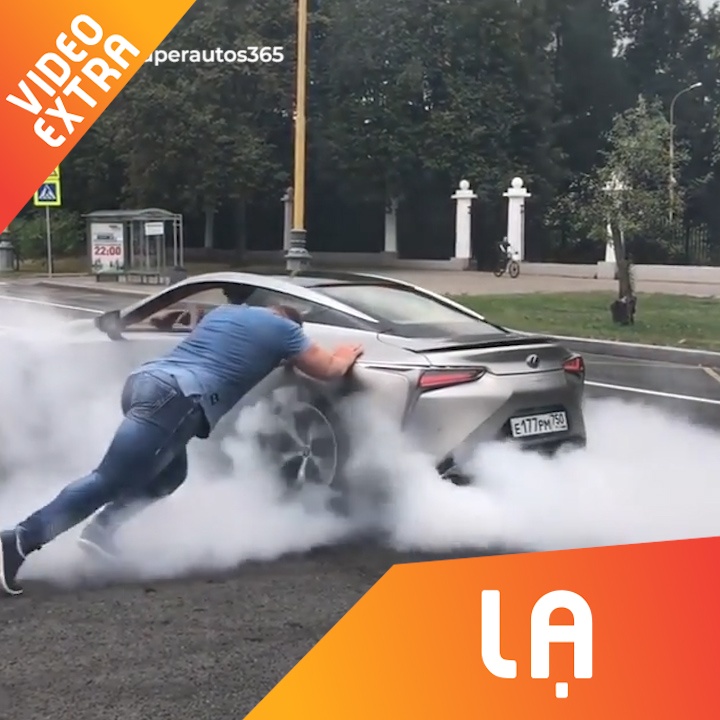 Anh chang ho tro xe the thao quay dau hinh anh