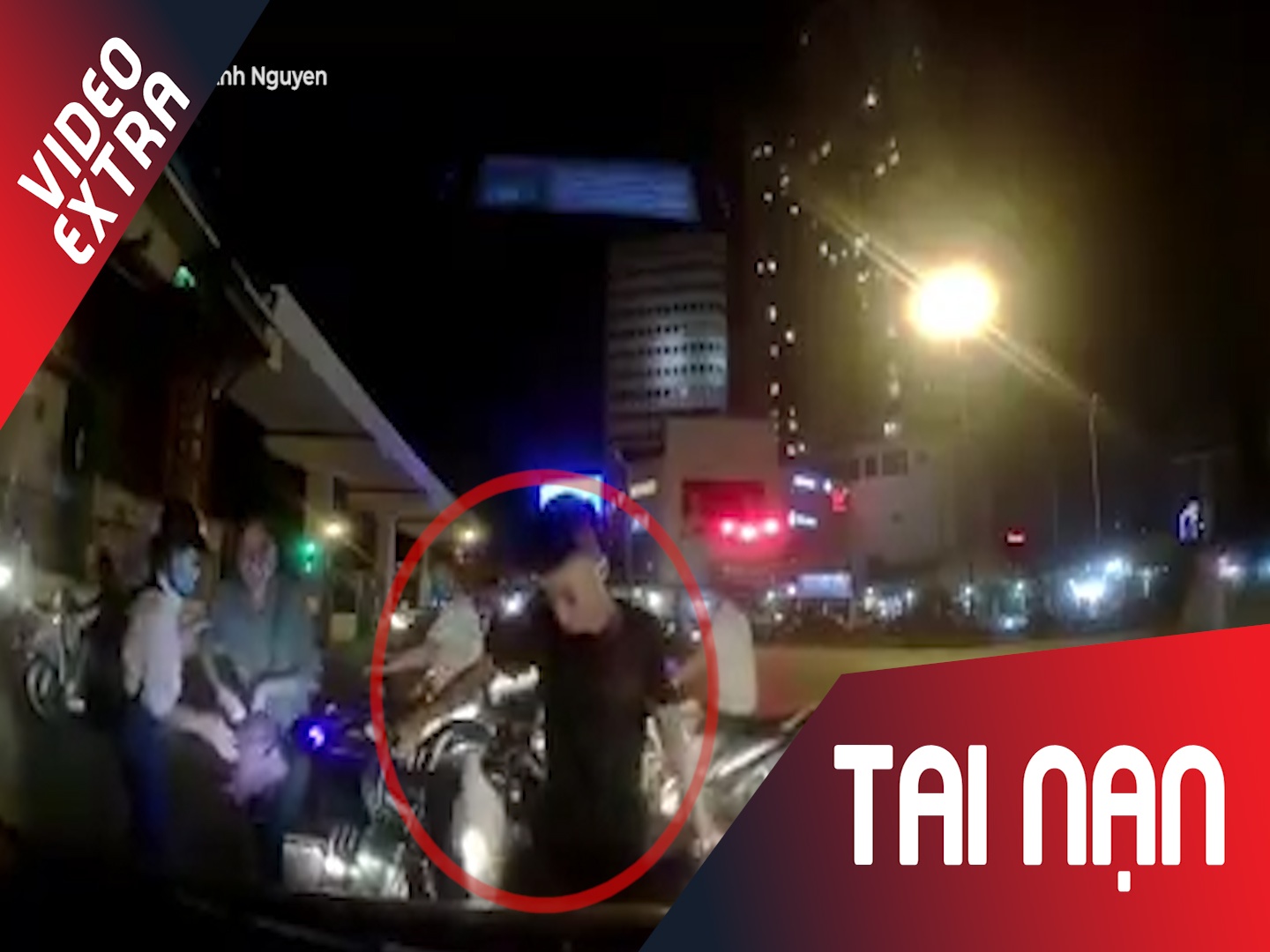 Vuot den do, xe dien dam thang vao dau oto hinh anh