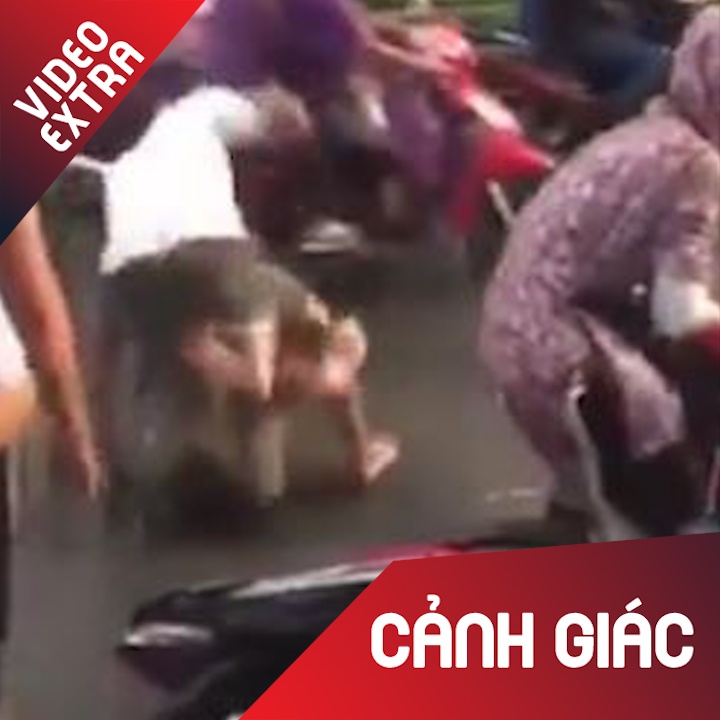 Danh phu nu, thanh nien bi nguoi di duong quat nga hinh anh