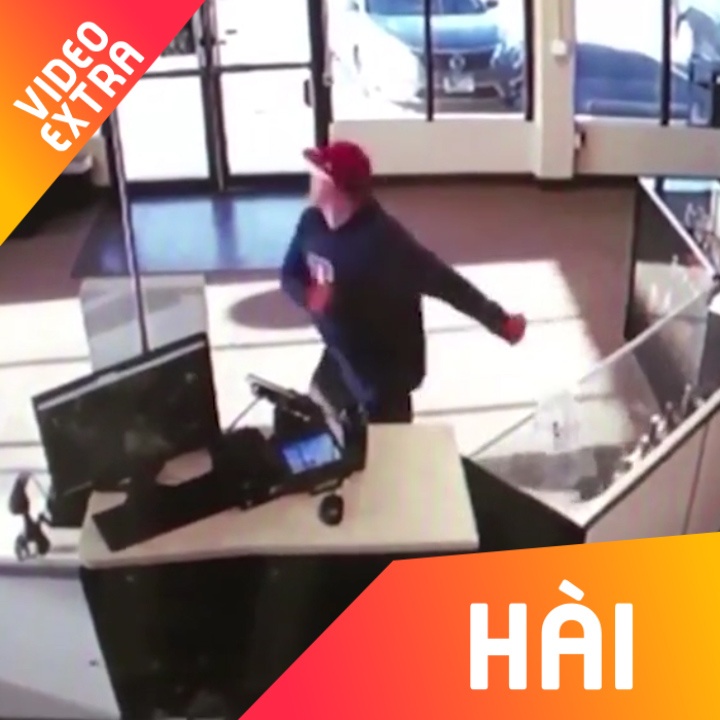 'Chet cuoi' voi ten cuop hau dau lam roi sung vao tay nhan vien hinh anh