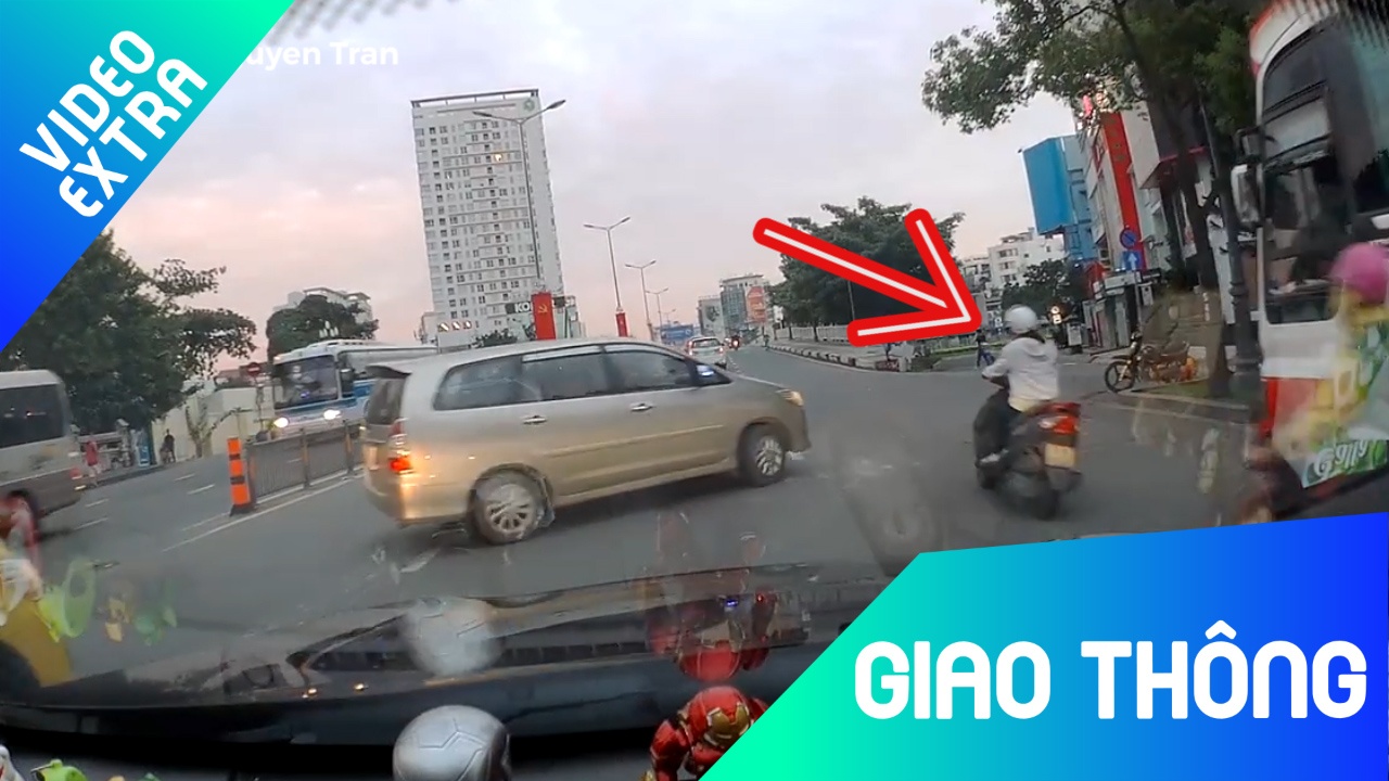 Co gai lach xe 'sieu muot' ne oto quay dau bat ngo hinh anh