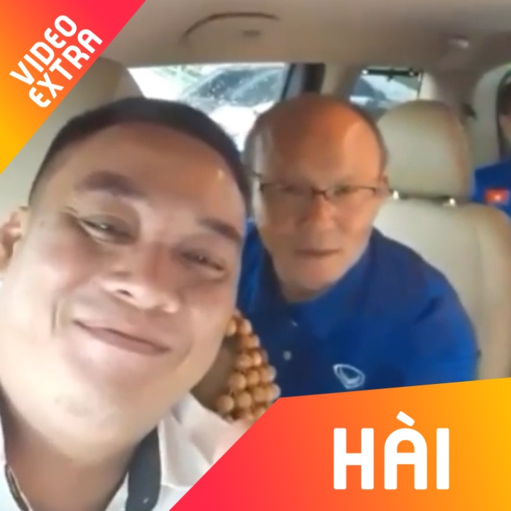 HLV Park Hang-seo tao dang 'thanh nien nghiem tuc' khi selfie hinh anh