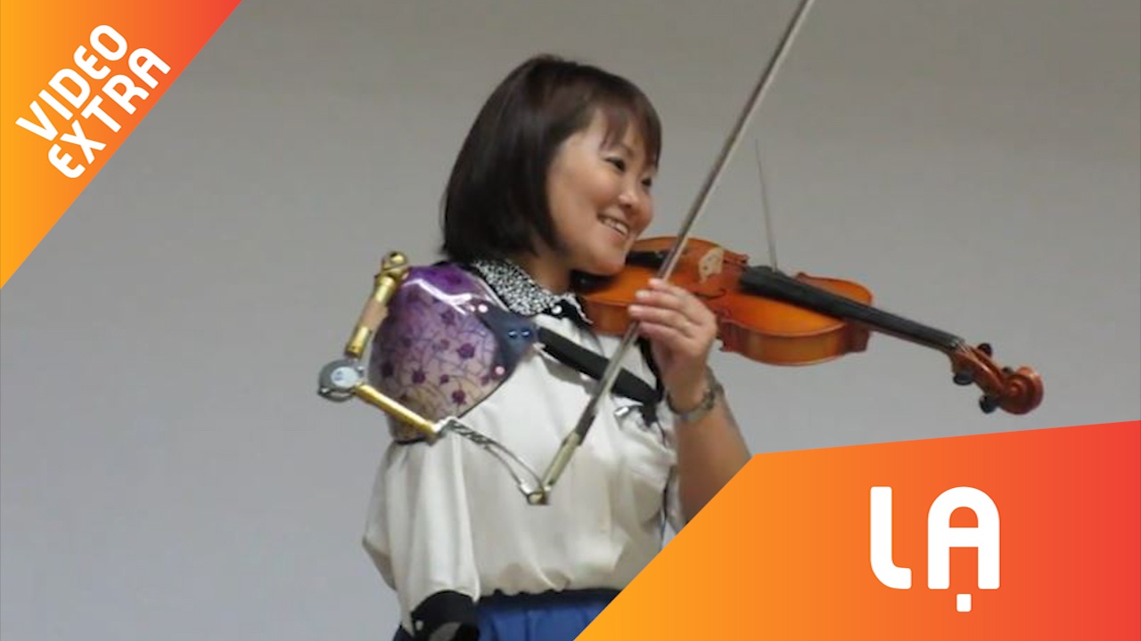 Man bieu dien violin day nghi luc cua nu y ta da mat canh tay hinh anh