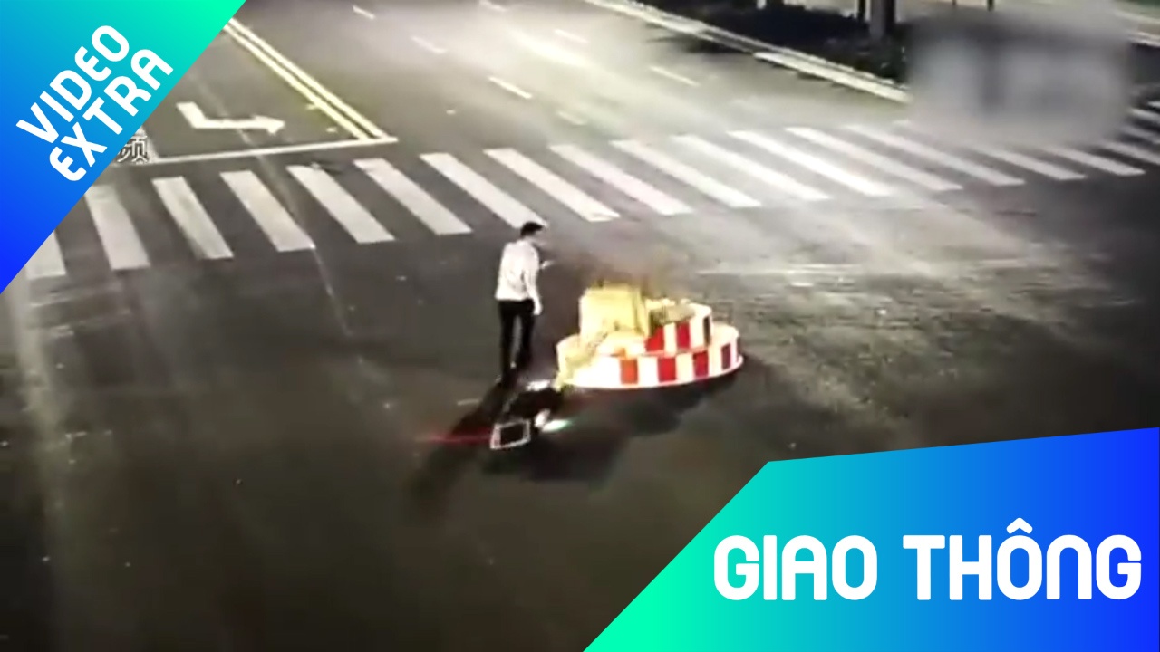 Nguoi dan ong Trung Quoc keo do cot den giao thong vi doi lau hinh anh