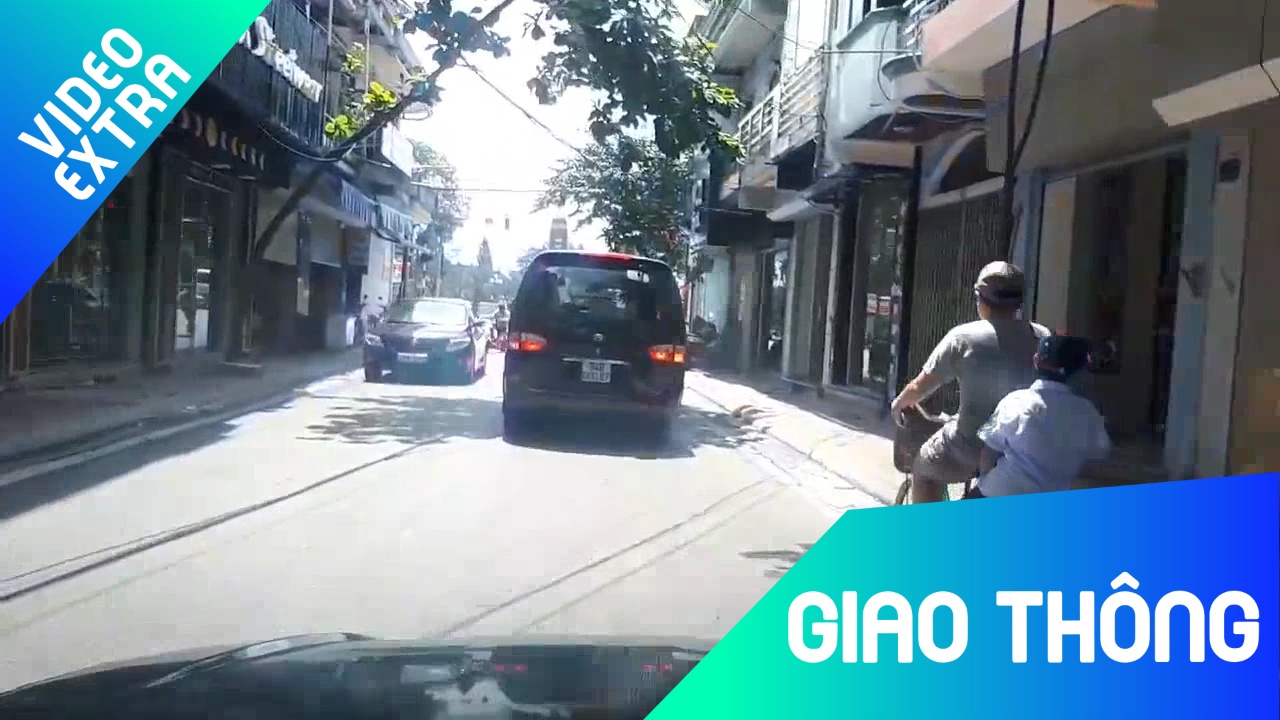 Oto dung duoi bong cay doi den do gay buc xuc hinh anh