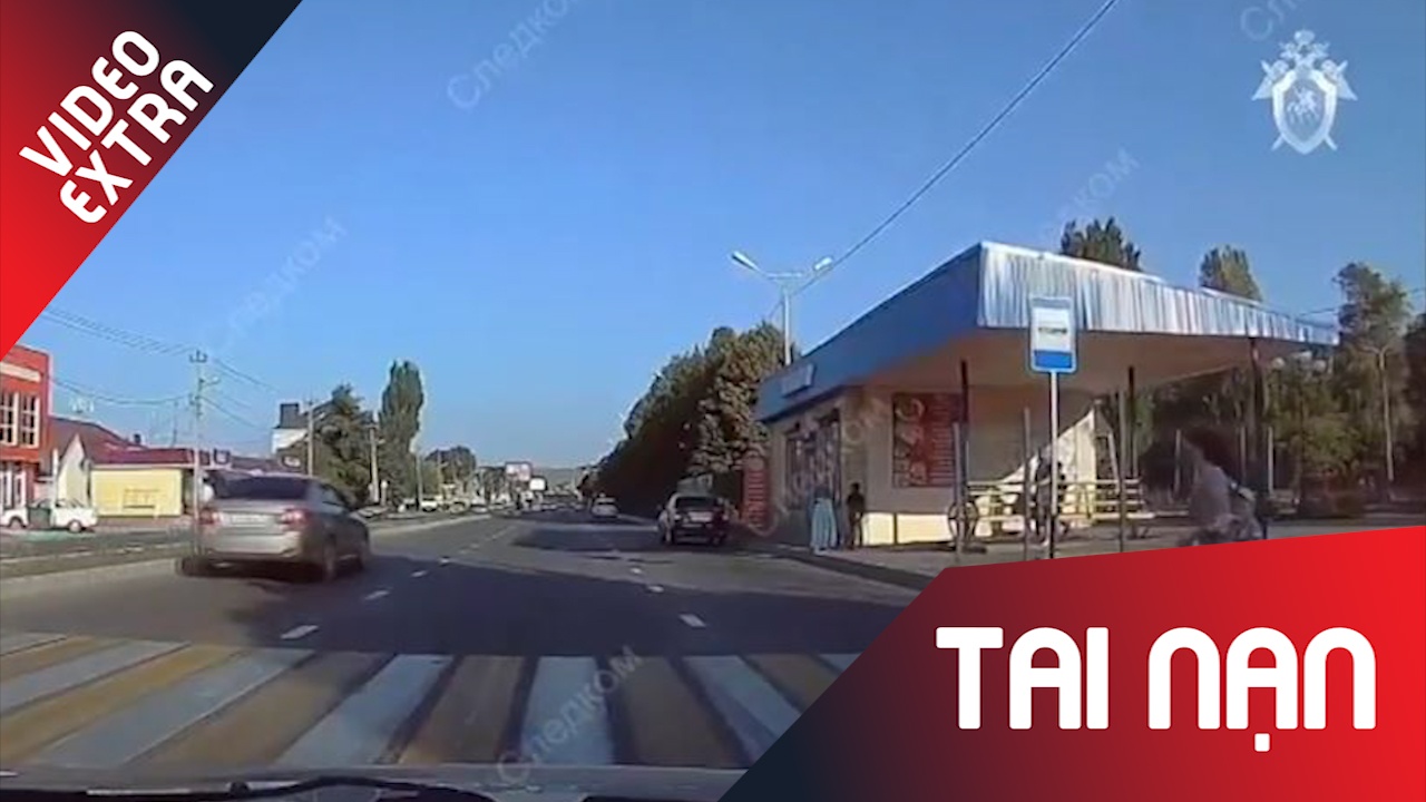 Oto 'dien' phong nhu ten lua, hat tung 3 me con len troi o Nga hinh anh