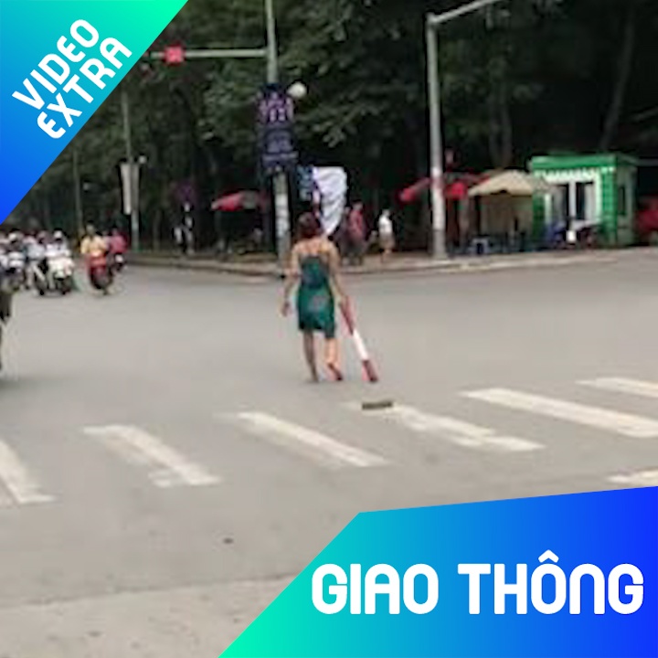 Nguoi phu nu 'ky la' cam gay, dung giua giao lo cho xe hinh anh