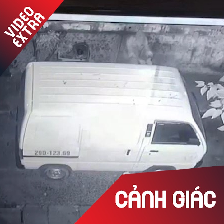 Nguoi dan ong be khoa, an cap xe ban tai trong dem o Ha Noi hinh anh