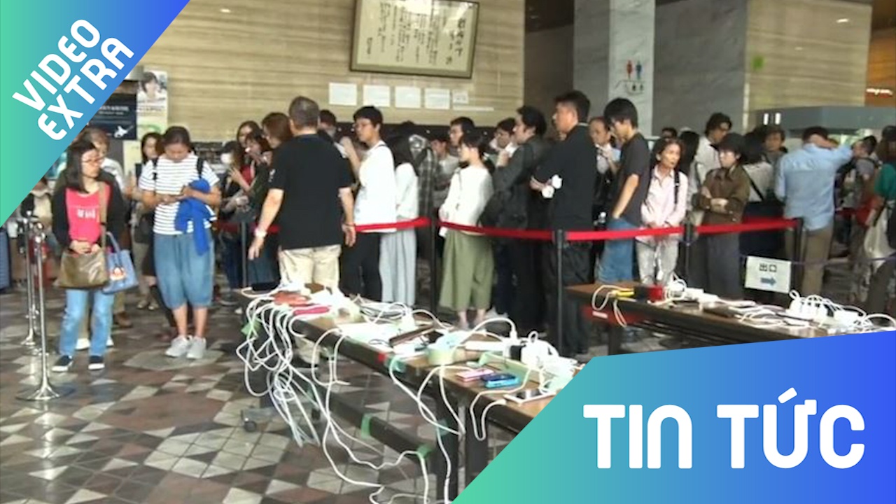 Nguoi Nhat xep hang sac pin sau vu dong dat khung khiep hinh anh