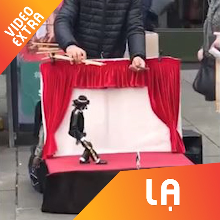 Nghe si duong pho mua roi tren nen nhac cua Michael Jackson hinh anh