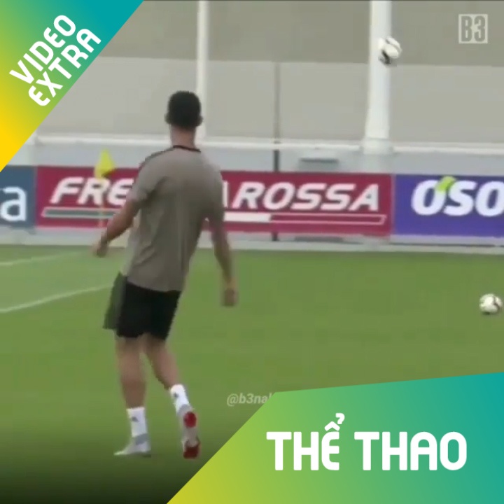 Ronaldo dung 'ma thuat' khien bong lac lu 2 nhip tren khong hinh anh
