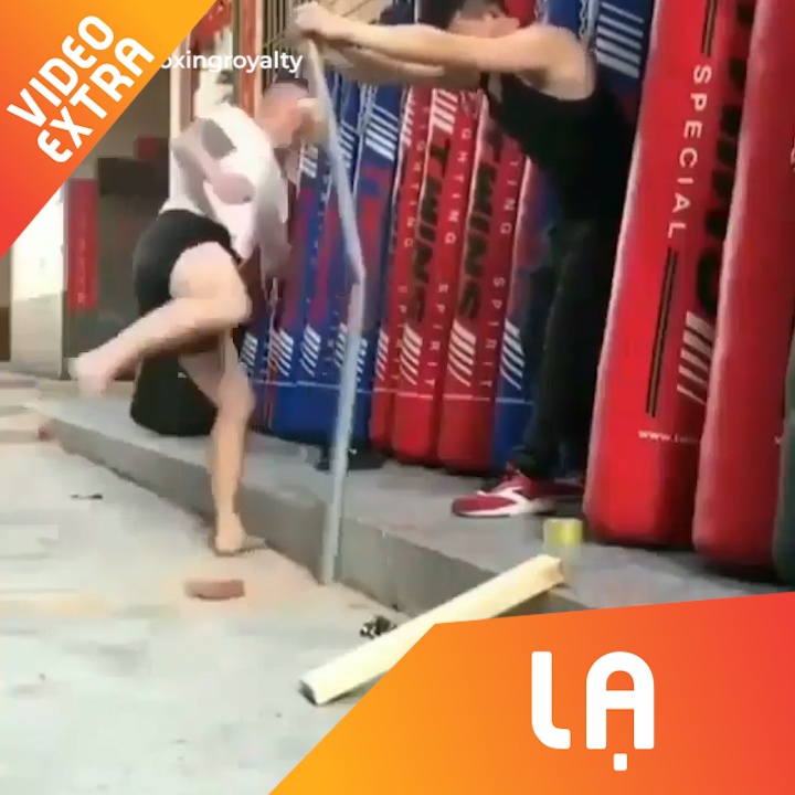 Vo sinh dung chan khong da cong thanh sat hinh anh