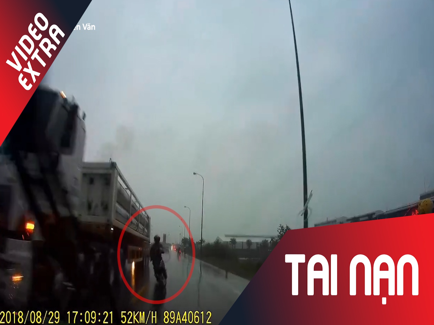 Vuot au, xe may nga vao gam xe container hinh anh