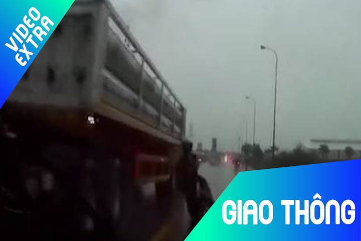 Xe may lao thang vao dau oto vi vuot xe tai giua mua hinh anh