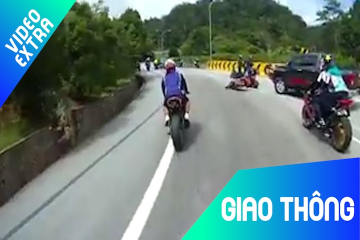 Moto om cua au dam thang vao oto ben duong hinh anh