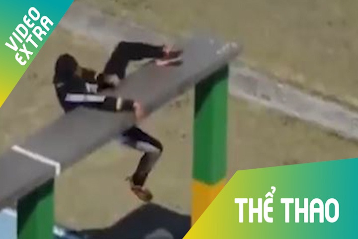 Hai thanh nien dua nhau vuot chuong ngai vat nhanh nhu chop hinh anh