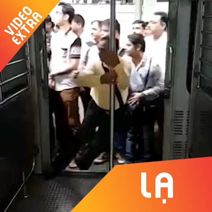 Thanh nien nhay ngoan muc len tau dang chay toc do cao hinh anh