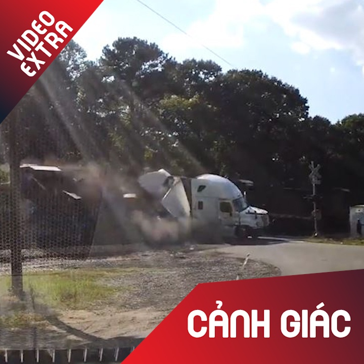 Xe lua dam xuyen thung container nam tren duong ray hinh anh