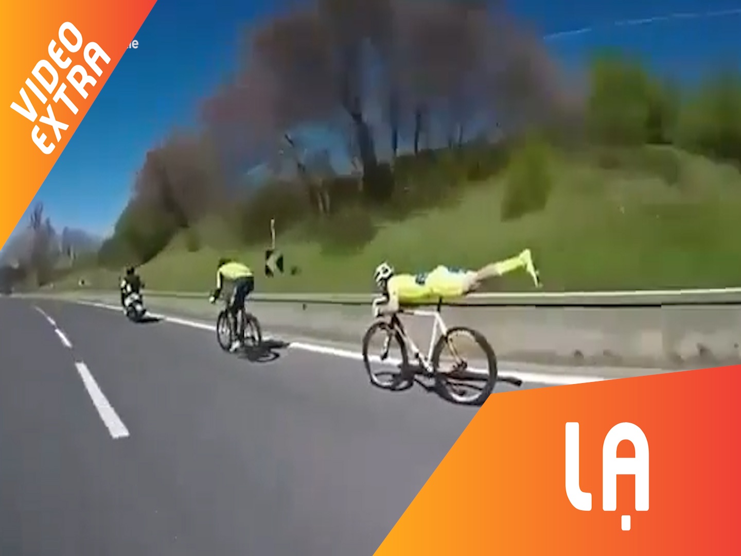 Tay dua nam tren xe dap de chien thang ma khong ton suc hinh anh