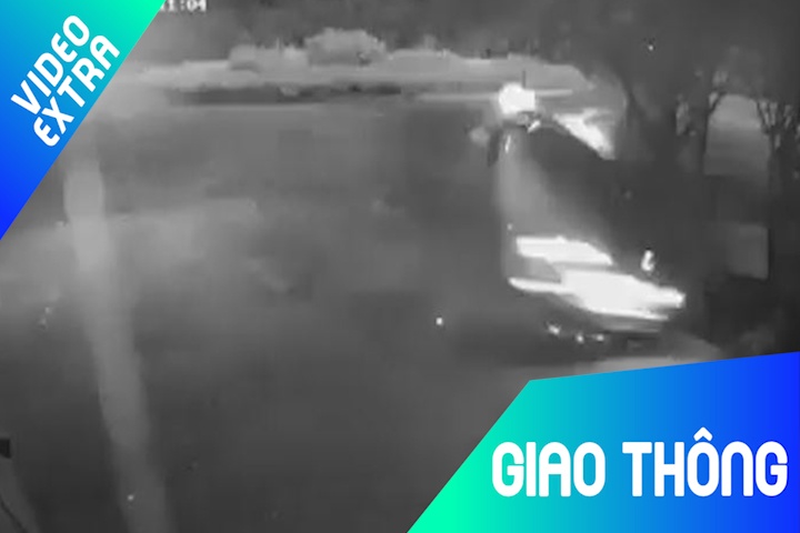 Oto dam sam vao goc cay, manh vo bay tung toe hinh anh