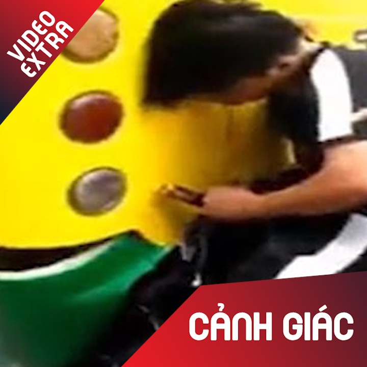 Thanh nien 'dinh' dau vao xe buyt vi mai me dien thoai hinh anh