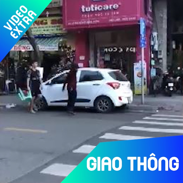 Phang vo kinh oto, nam thanh nien phai khoanh tay xin loi hinh anh