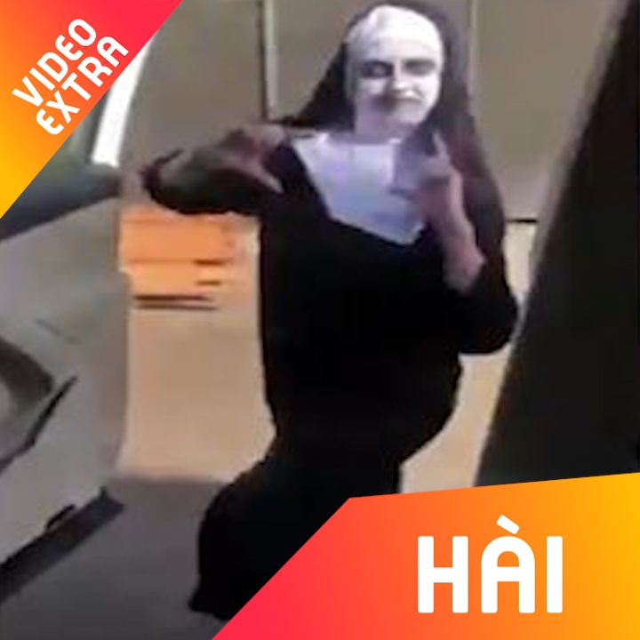 'Valak' xuat hien giua ban ngay tham gia trao luu Kiki Challenge hinh anh