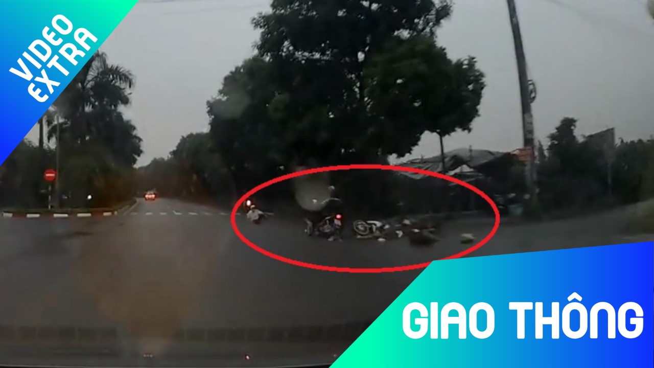 Khong giam toc do khi qua nga tu, xe may dam sam vao xe qua duong hinh anh