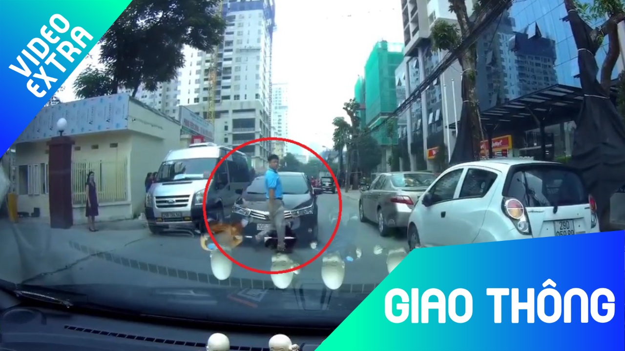 Nguoi dan ong qua duong tinh bo ngay truoc dau oto hinh anh