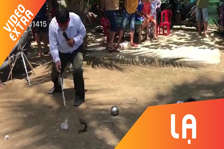 Man bieu dien ao thuat cau ca trong chai nuoc hinh anh