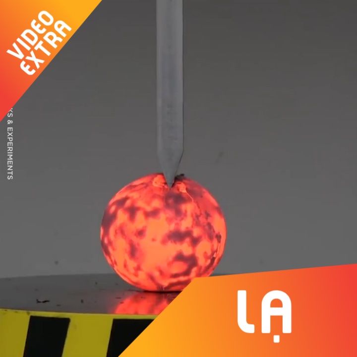 Dao tien 100 tan lom mui dao khi dam qua cau kim loai nong 1.000 do hinh anh