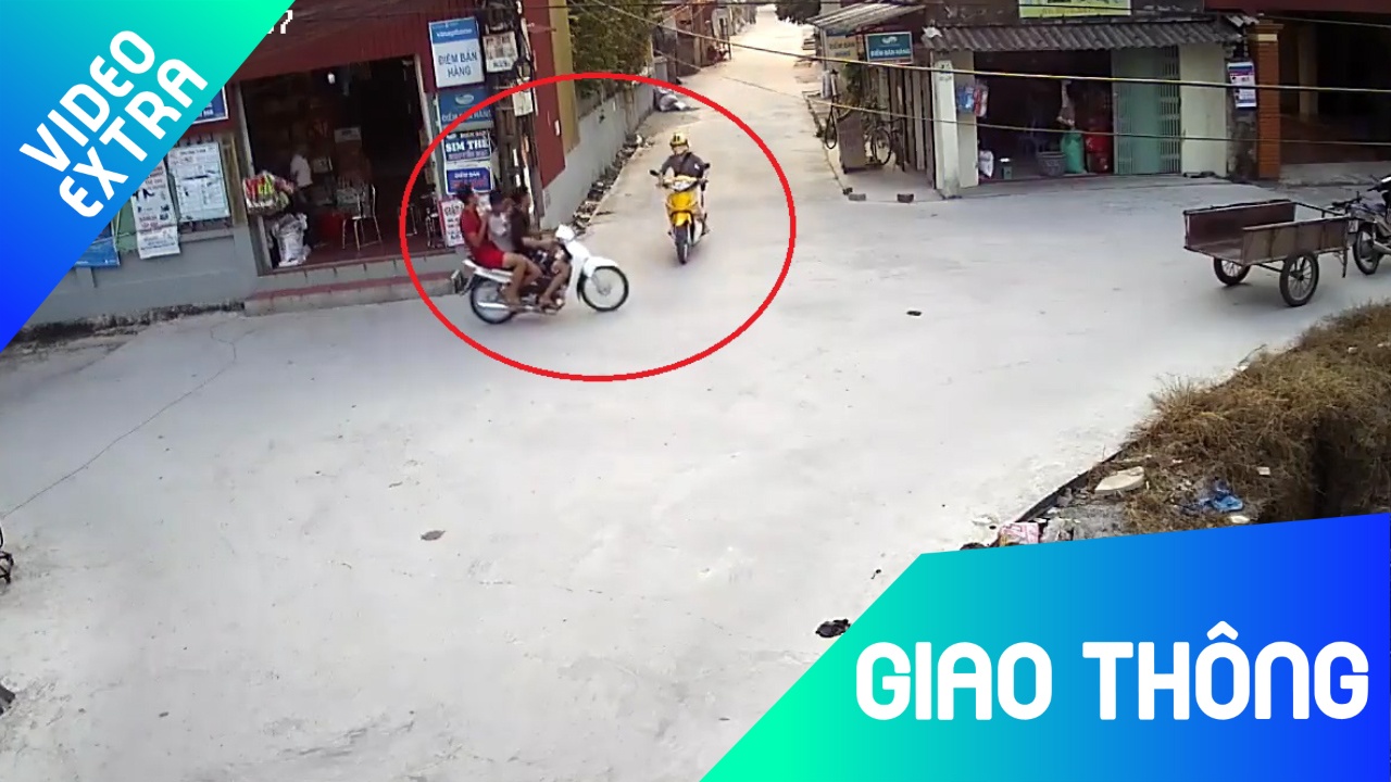 Phong nhanh, hai xe may dam sam vao nhau roi xuong muong hinh anh